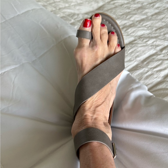 Wonderly Gray Sandals, 6, Toe Ring, NWOT - Picture 4 of 7